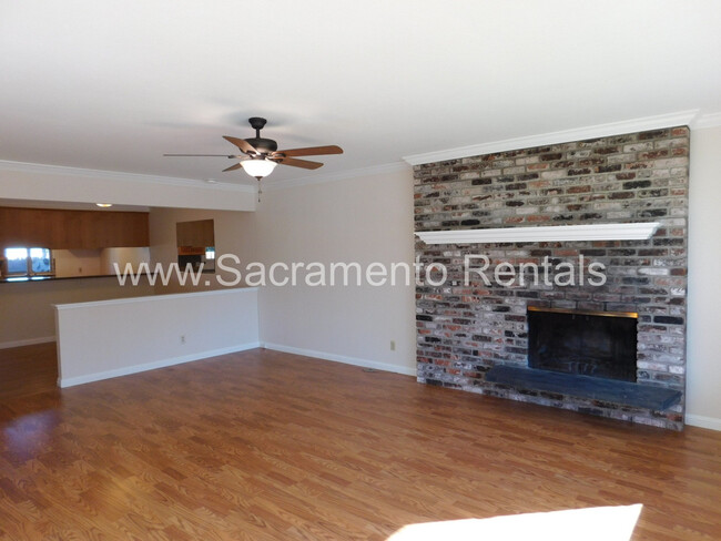 Building Photo - Wonderful Sierra Oaks 2bd/2ba Duplex with ...
