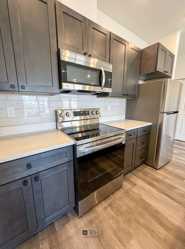 Foto del edificio - BRAND NEW Pet Friendly 2 bed/ 2 bath apartment!