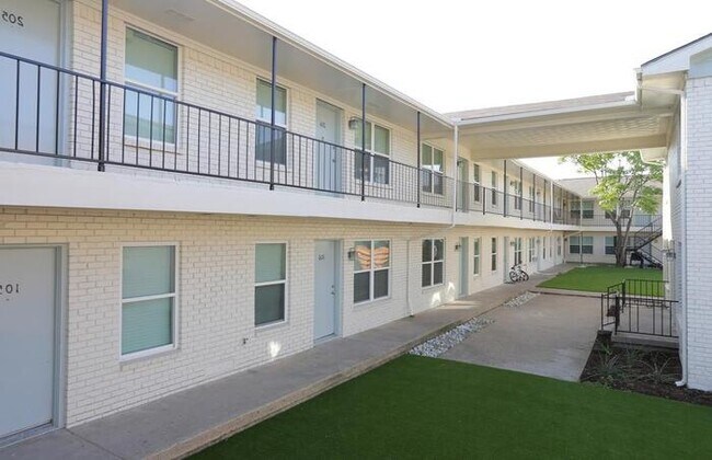 Foto del edificio - 3215 Crestview Dr