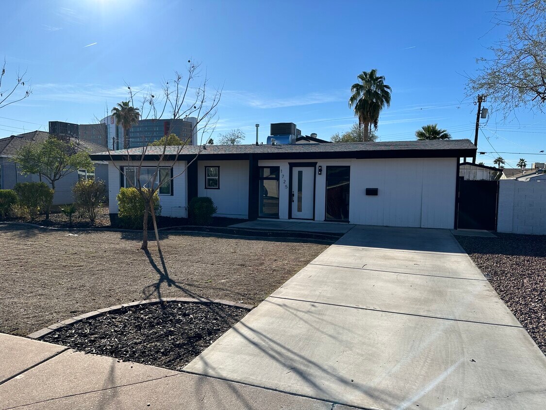 Primary Photo - 1725 E Catalina Dr