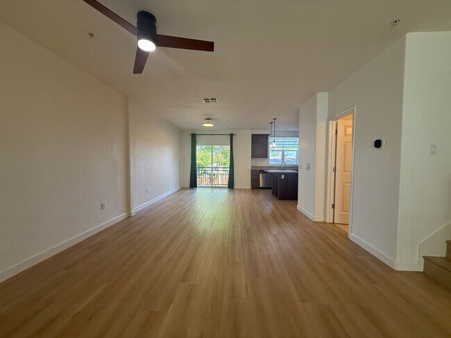 Foto del edificio - Beautiful and Modern 3 Bedroom 2.5 Bath Townhome in Montecito Vista Area