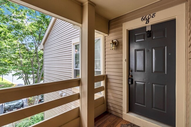 Building Photo - Rarely Available 2-Level, 2 Bed 2 Bath Upp...