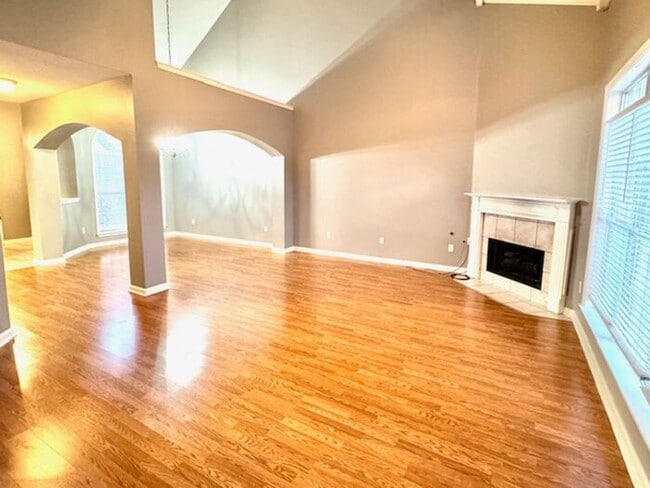 Foto del edificio - Spacious 3-bedroom. 2.5 bath in Cordova with 2 loft spaces.