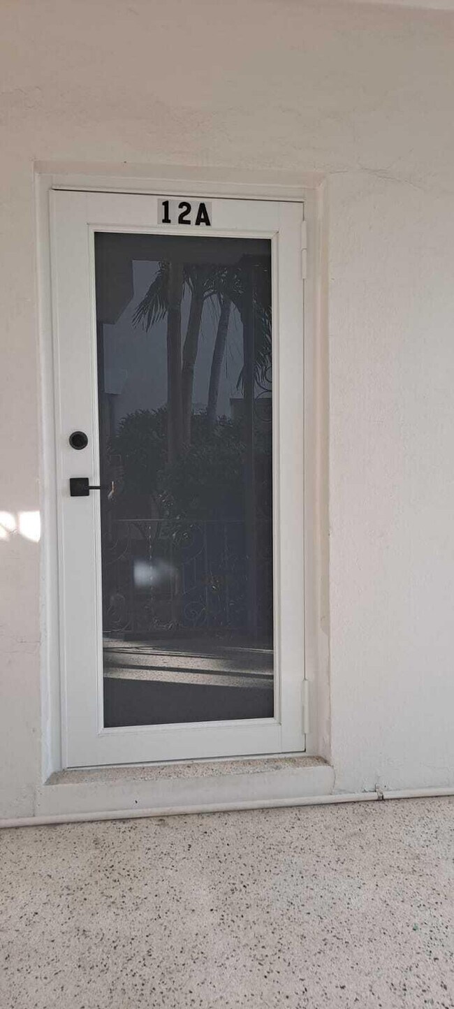 Foto del edificio - 7300 Byron Ave