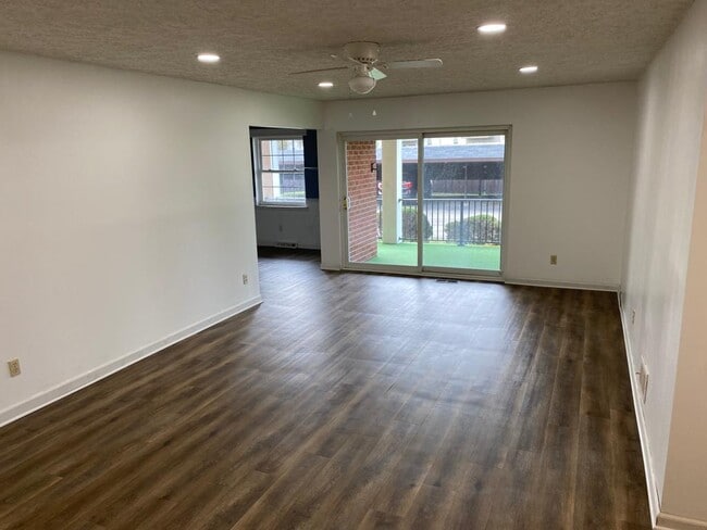 Building Photo - 27599 W Echo Vly
