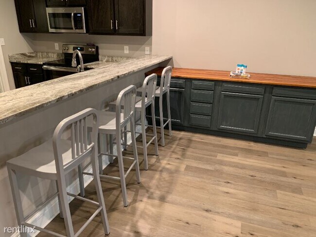 Foto del edificio - 3 br, 2 bath House - 957 Henckley Ave.