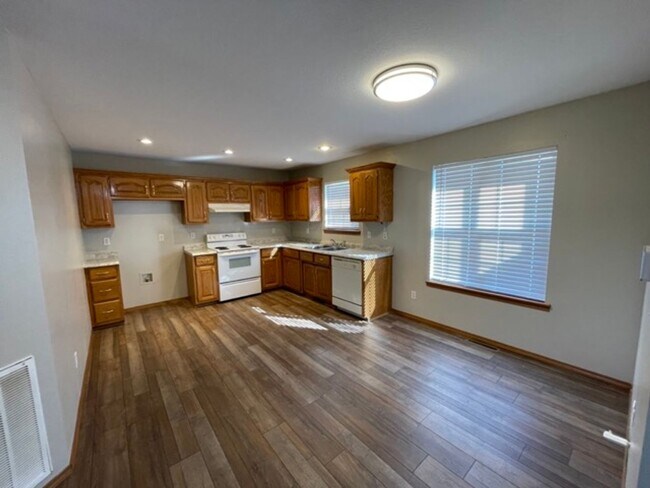Foto del edificio - FOR LEASE. VERY NICE 3 BEDROOM 2 BATH HOME IN CARL JUNCTION-$1350 RENT-$1350 DEPOSIT