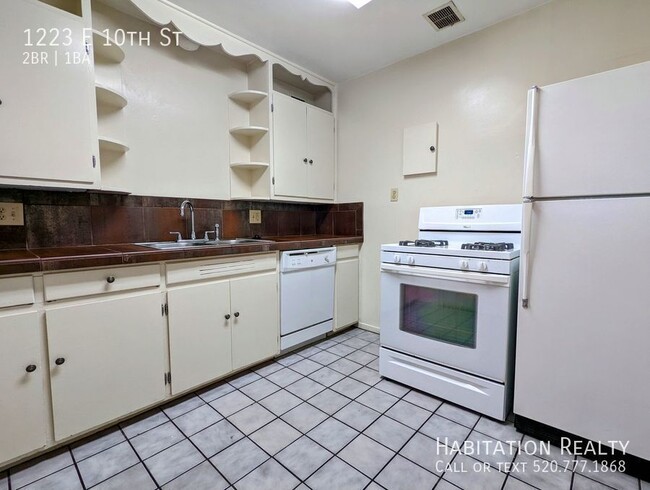 Building Photo - *****6-month lease***** Spacious 2 bed/1 b...