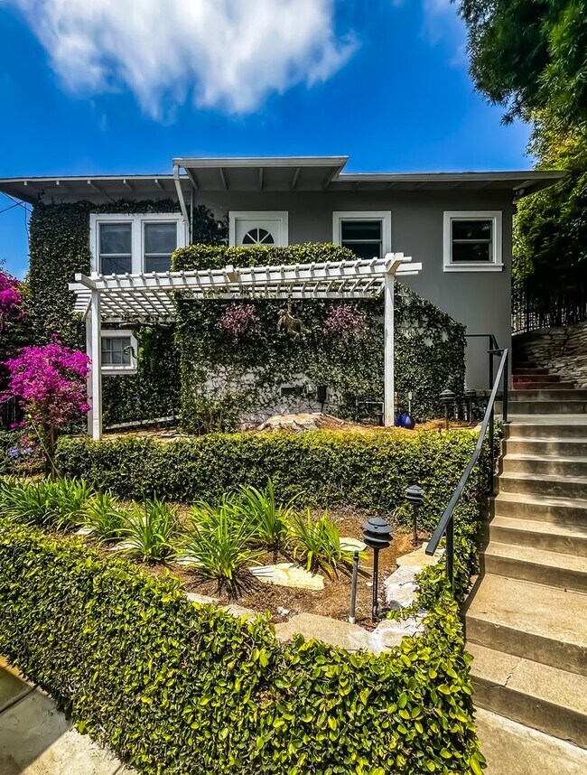 Foto del edificio - Unbelievable Stand-Alone 2-Bedroom House in Prime West Hollywood Hills