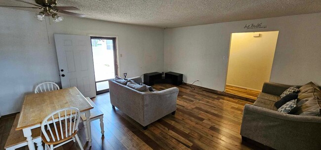 Building Photo - Beautiful 3 bedroom, 2 bath home for rent