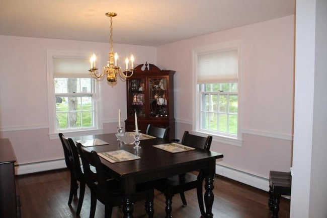 Building Photo - Spacious 4 Bedroom Cape