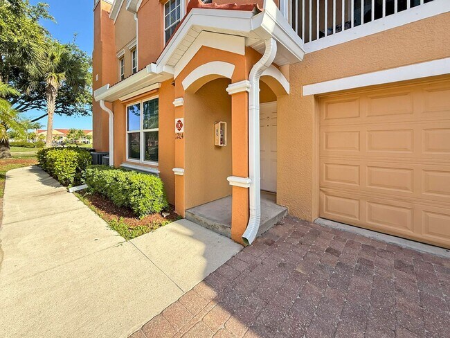 Building Photo - WATER, INTERNET AND CABLE INCLDED!!! 3 bed...