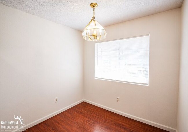 Foto del edificio - Beautifully Updated 2Bdm 1Ba Unit in a Gat...