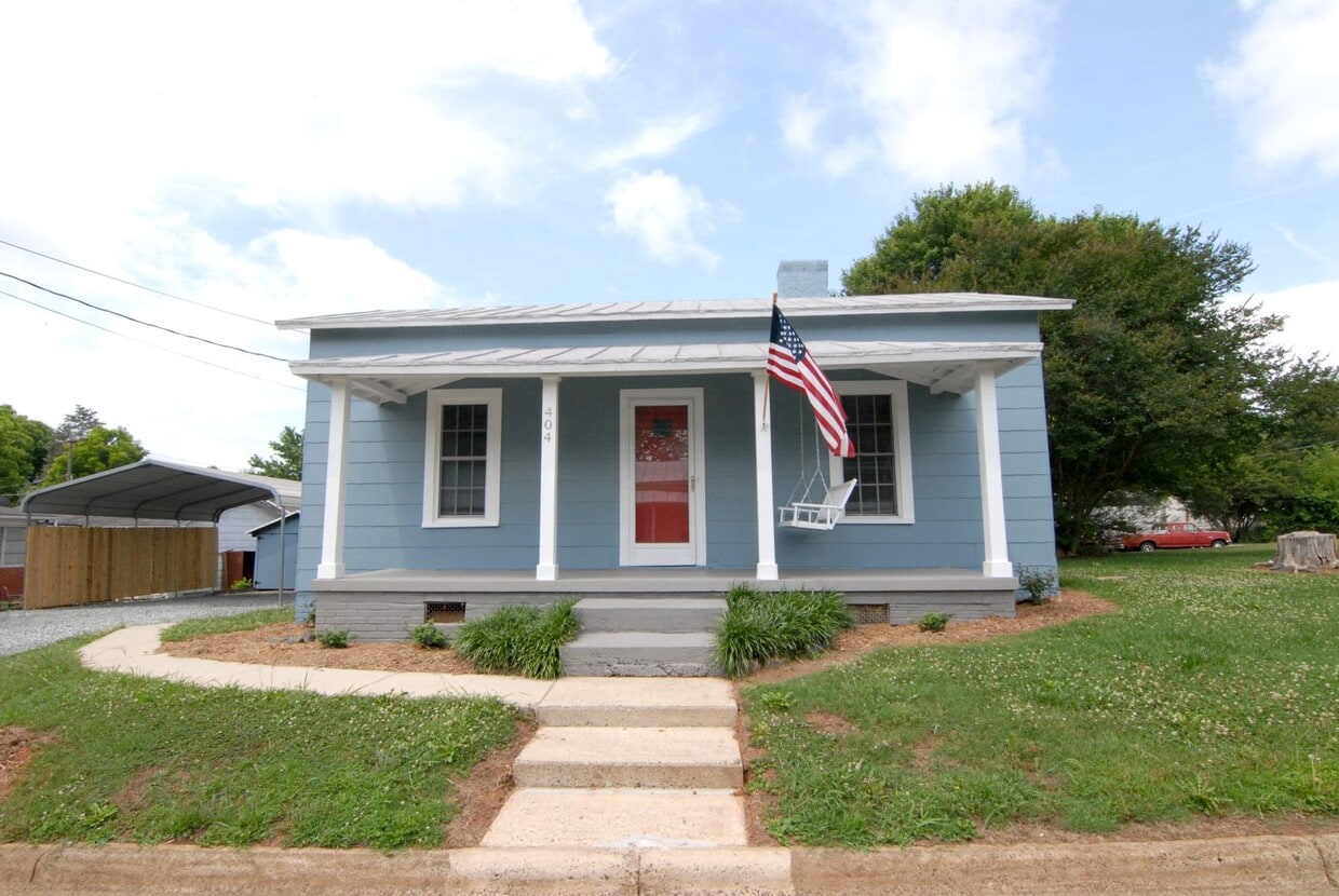 Primary Photo - APPLICATIONS PENDING! Charming blue renova...
