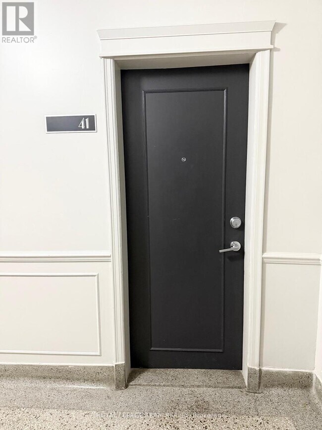 Building Photo - 255 Metcalfe St