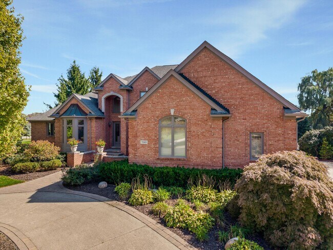 Foto del edificio - 7040 Royal Villa Ct