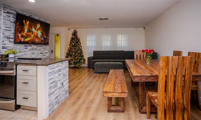 Foto del edificio - 2719 Forest Knoll Dr