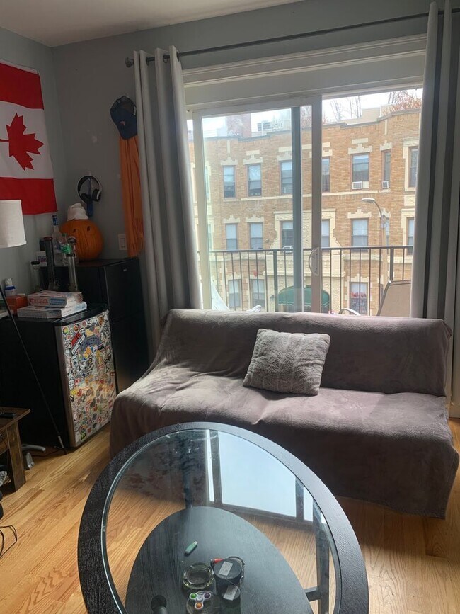 Foto del edificio - ALLSTON 5BED / 2BATH WITH MODERN FINISHES AVAILABLE SEPT 1ST