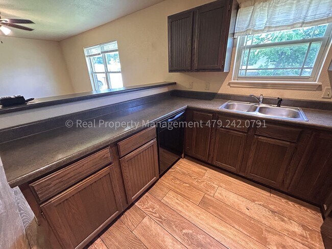 Foto del edificio - MOVE IN SPECIAL! JUST PAY MOVE IN FEES! 2 ...