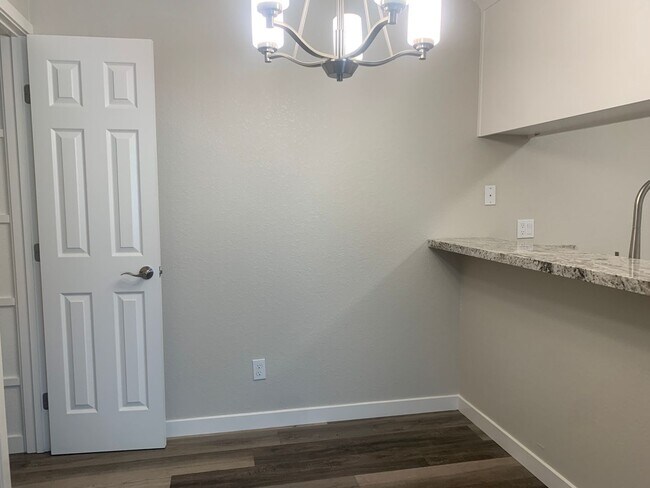 Foto del edificio - Downstairs 2 bedroom 2 bath brand new condo