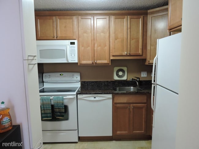 Building Photo - 111 W Maple St