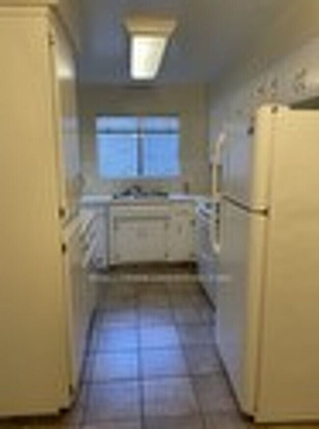 Building Photo - 2094 Surrey Pl