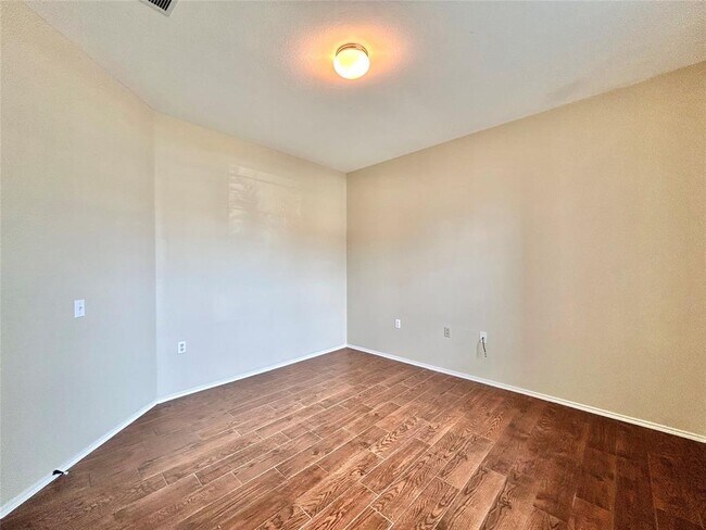 Foto del edificio - 6021 Nelson Oaks Dr