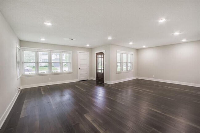 Building Photo - 4924 Mimosa Dr