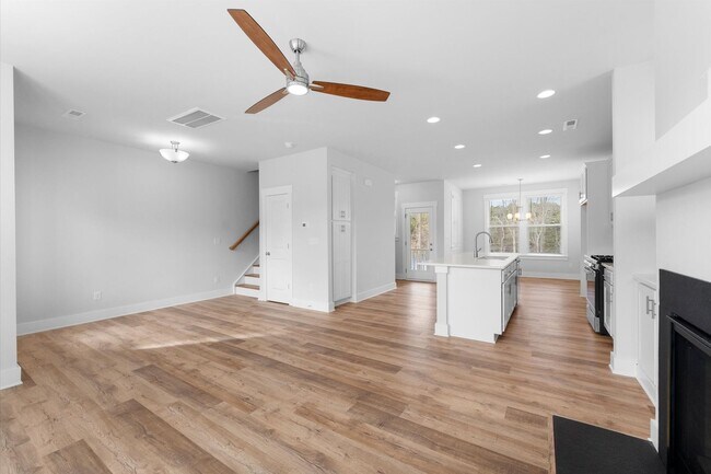 Foto del edificio - Stunning Lake Access End Unit Townhome Walking Distance to Downtown Davidson