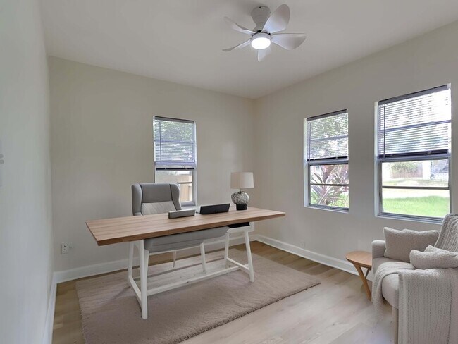 Foto del edificio - 318 W Hanna Ave