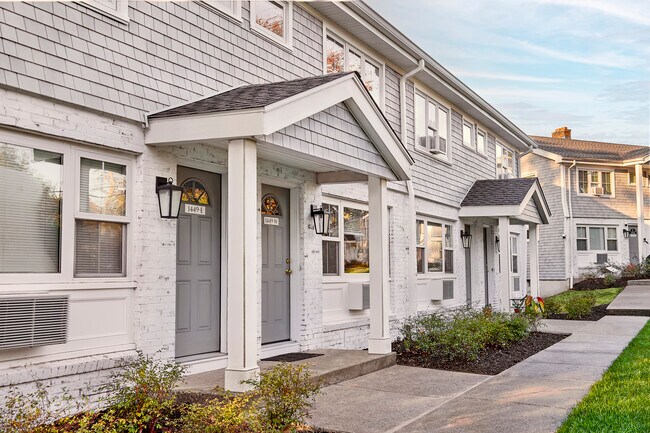 Casas adosadas de Gray Building - Farmington Court Apartments