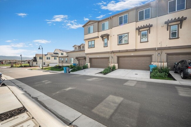 Foto del edificio - $3595.00 - Newer Large 3/2.5 Townhome in B...