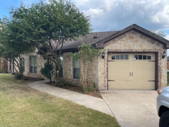 Building Photo - 600 Hilltop Dr