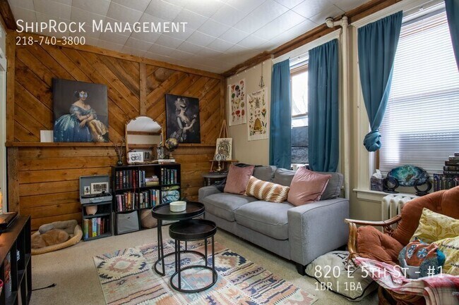 Foto del edificio - 820 E 5th St