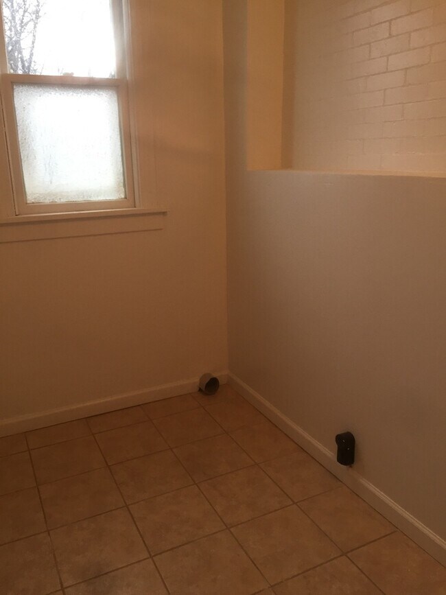 Building Photo - Available Now! 3 Bedroom Apartment in York...