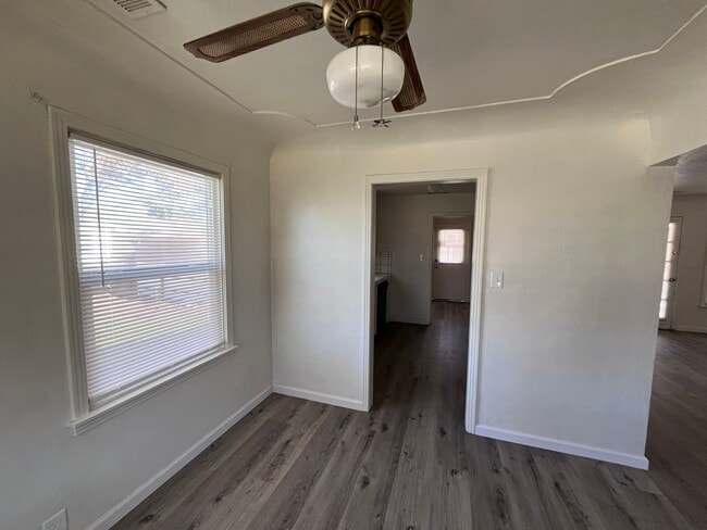 Building Photo - Move in Special see Ad