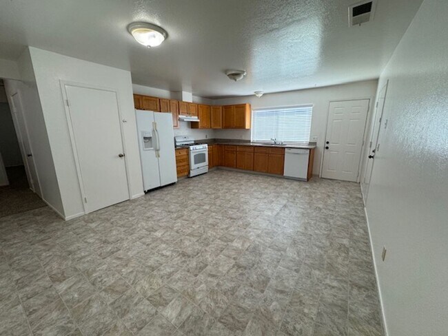 Building Photo - Fully Remodeled 4 Bedroom House Available ...