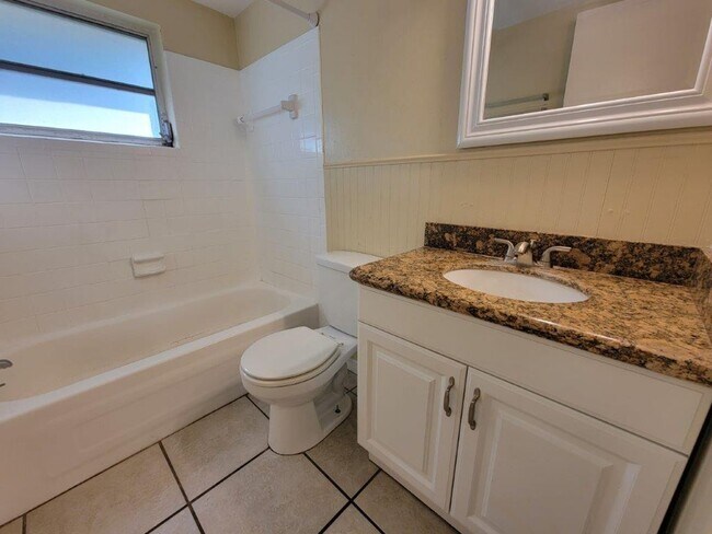 Foto del edificio - BEAUTIFUL 2/1/1 864Sq. Ft. with tile/wood ...