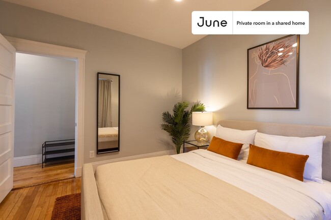 Building Photo - Private bedroom in 4 bed/2 bath Home