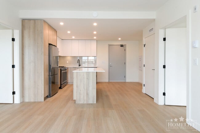 Photo du bâtiment - Elevated Living in Langley: Brand-New 2-Be...