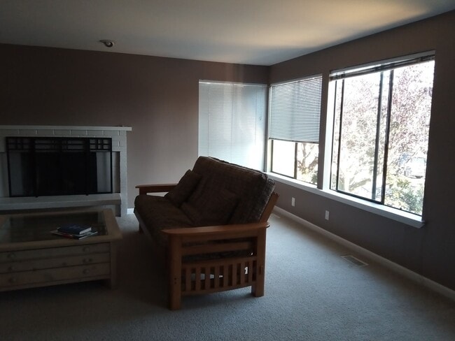 Lv-rm - 518 NE 85th St