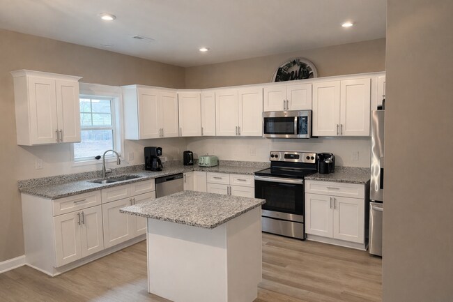 Building Photo - 4 Bed/ 2 and a Half Bathrooms