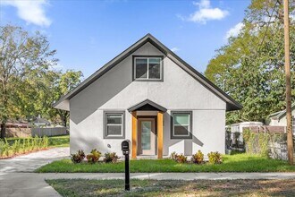 Building Photo - 600 N Lakewood Ave