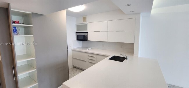 Building Photo - 100 Bayview Dr