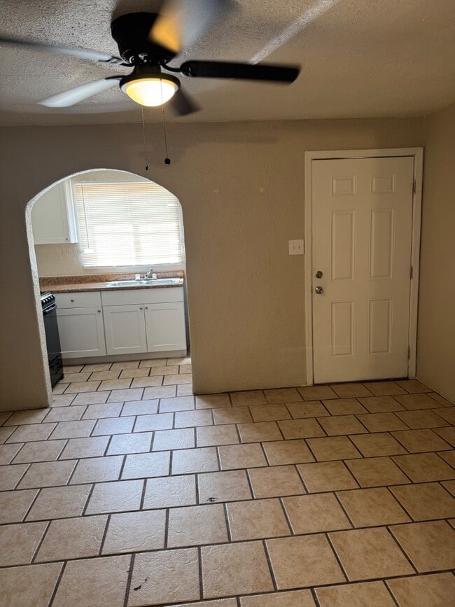 Building Photo - 302 W Flores St
