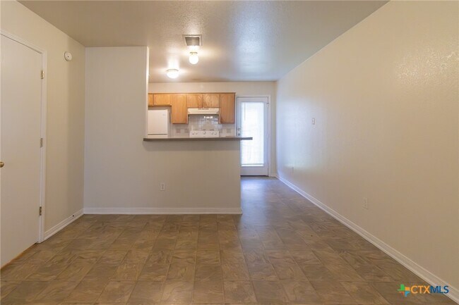 Building Photo - 100 E Robin Ln