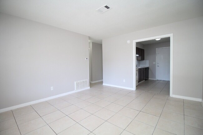 Foto del edificio - Now Available –Updated 2BR Duplex with All Tile Flooring, Eat-In Kitchen & Prime Location Near UW...