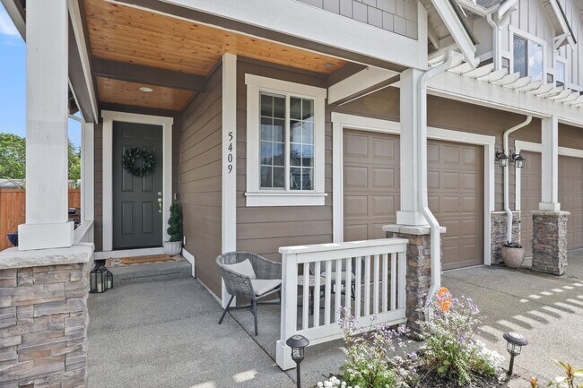 Building Photo - Spacious & Stylish 4-Bedroom A/C Townhome!