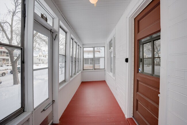 Foto del edificio - 4BD 2BA House. Refurbished, large house, great location available JUNE 1ST.