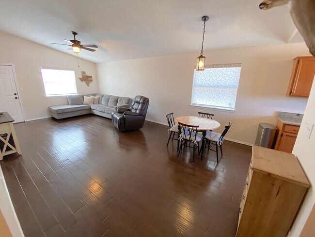 Foto del edificio - Northeast El Paso 3 bed with Refrig A/C